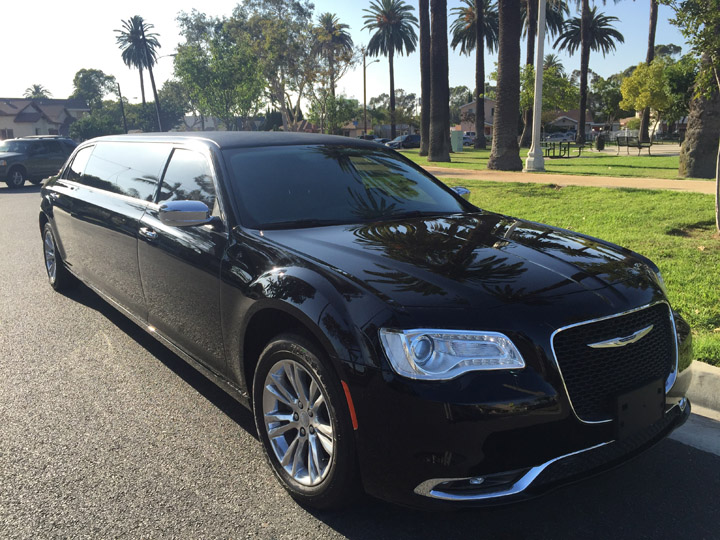 2015-Black-70-inch-Chrysler-300-Limo-672-1