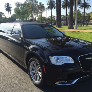 2015-Black-70-inch-Chrysler-300-Limo-672-1